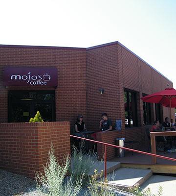 Outdoor seating at Mojo's