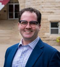 Headshot of Henry Waters in front of the Bethel College Ad Building